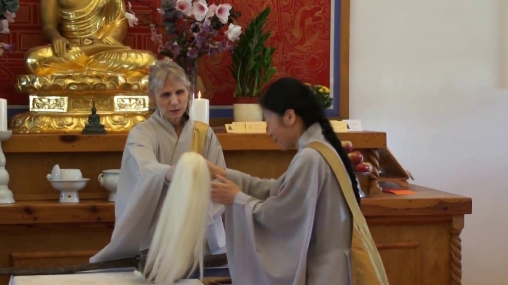 Transmisión del Dharma y charla formal de la maestra zen Gu Ja